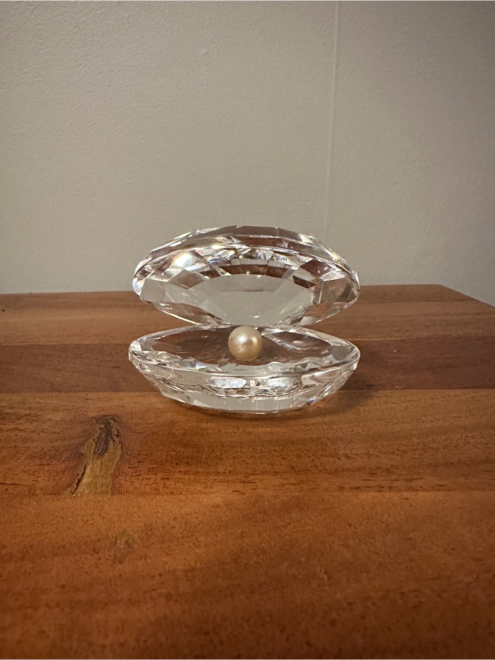 Swarovski crystal clam shell with pearl decor Aquatic Worlds